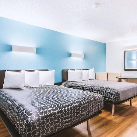 Sky Palace Inn & Suites By Jasper Beeville מראה חיצוני תמונה