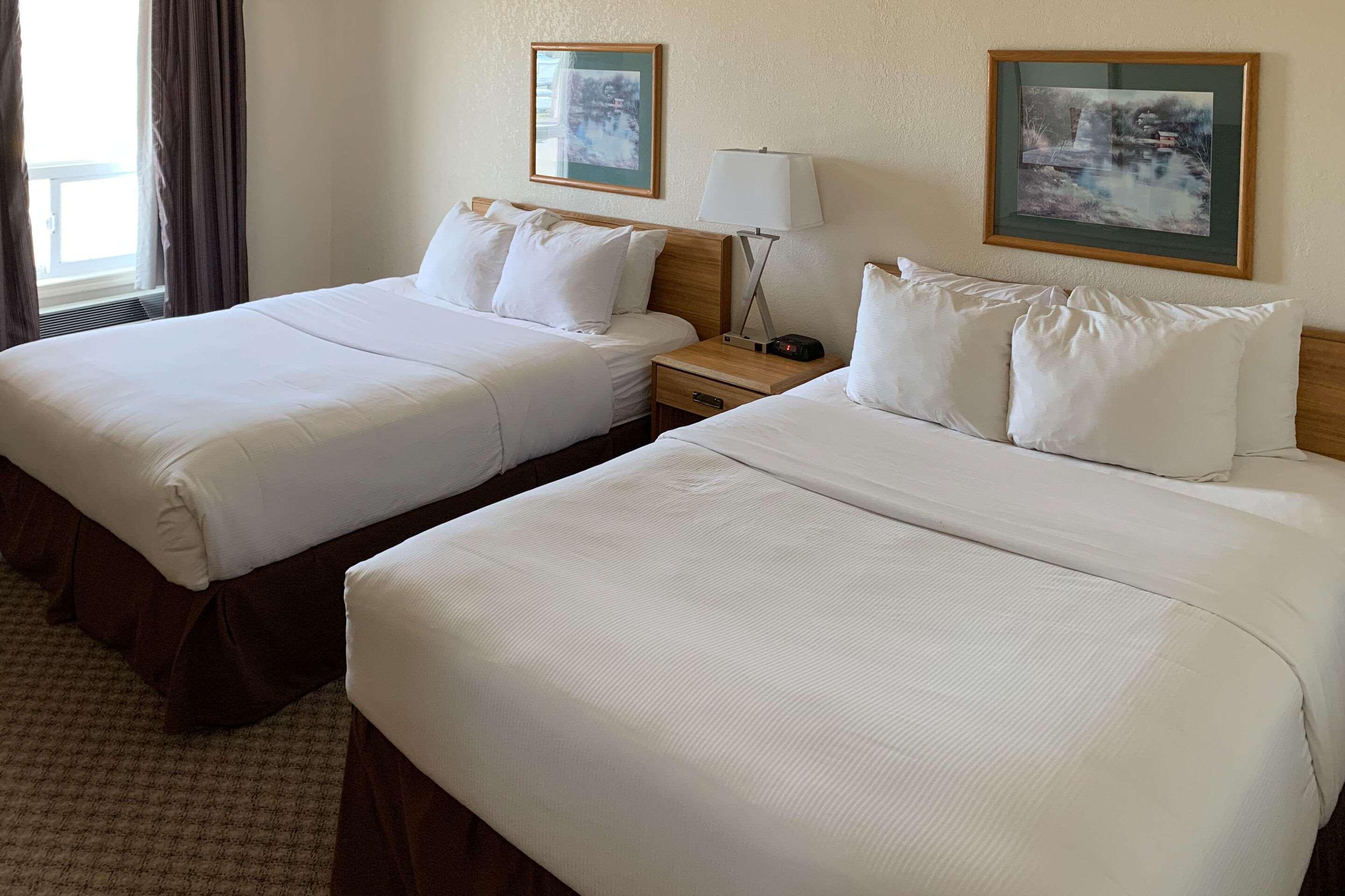 Sky Palace Inn & Suites By Jasper Beeville מראה חיצוני תמונה