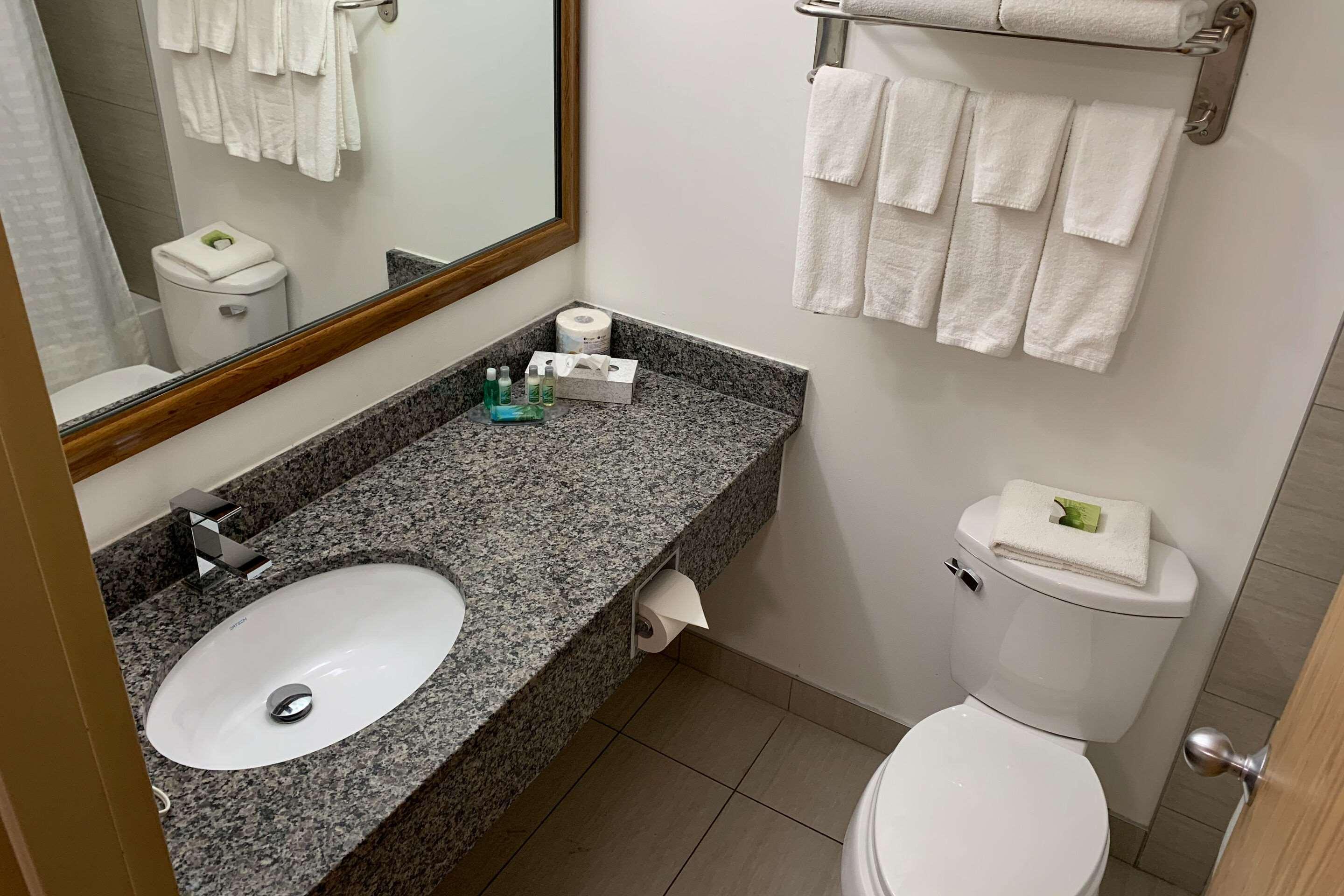 Sky Palace Inn & Suites By Jasper Beeville מראה חיצוני תמונה
