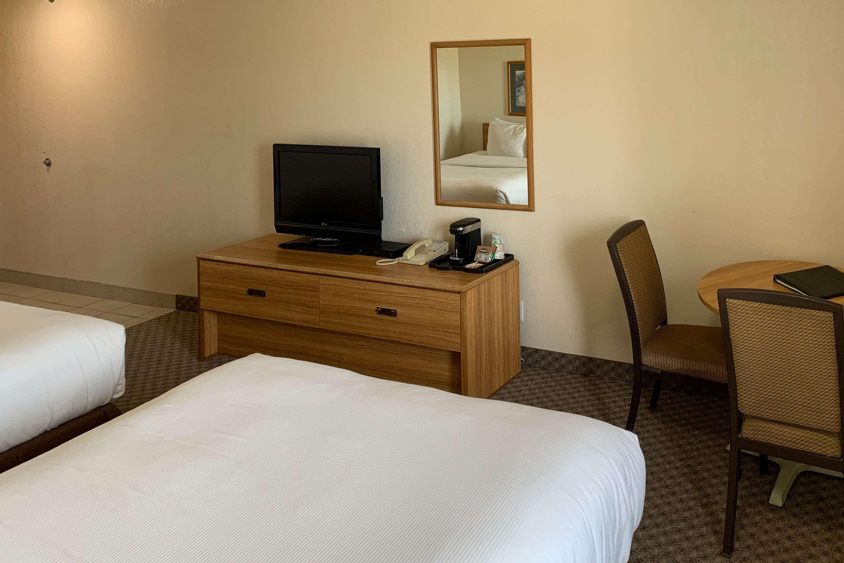 Sky Palace Inn & Suites By Jasper Beeville מראה חיצוני תמונה
