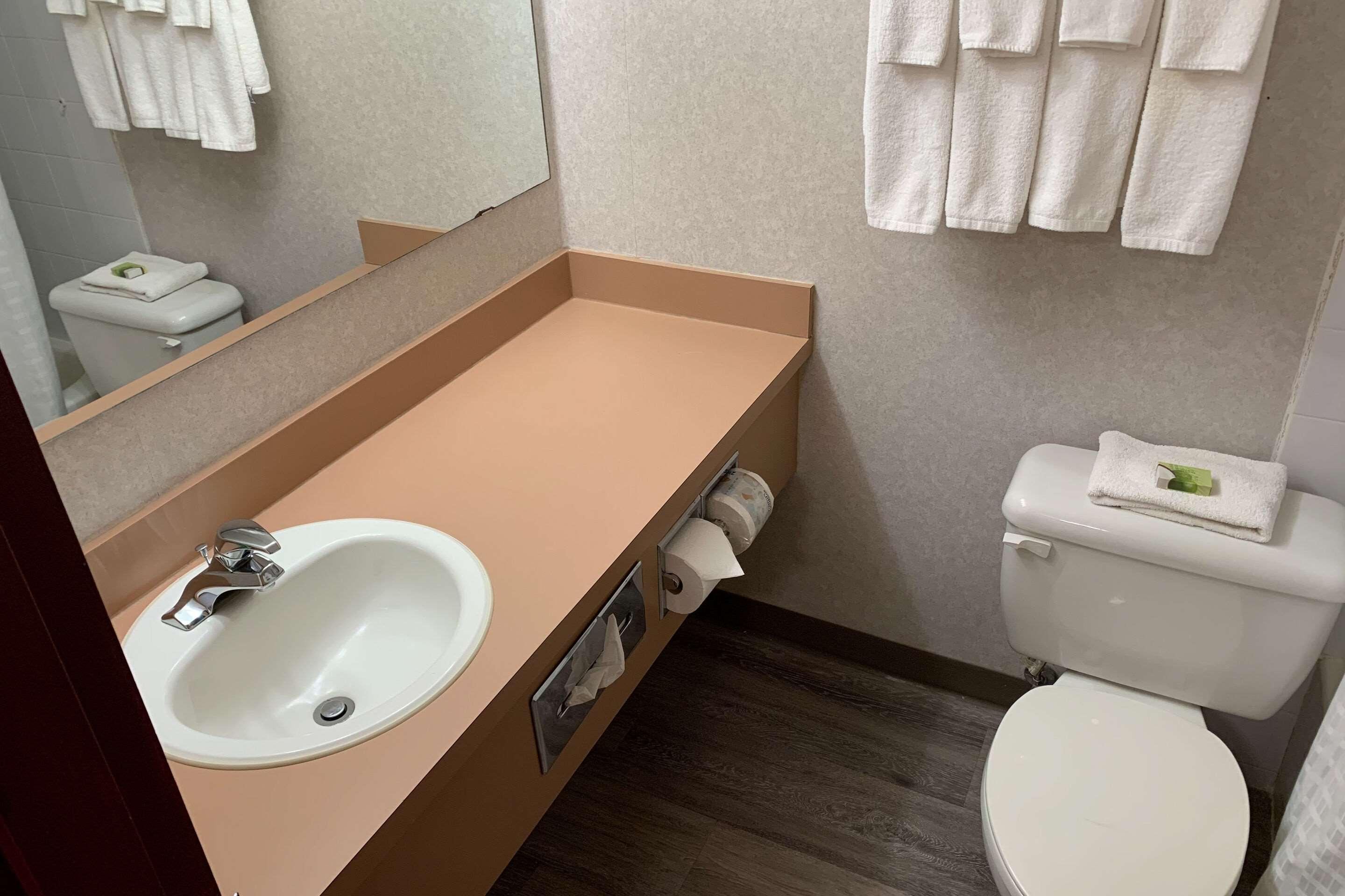 Sky Palace Inn & Suites By Jasper Beeville מראה חיצוני תמונה