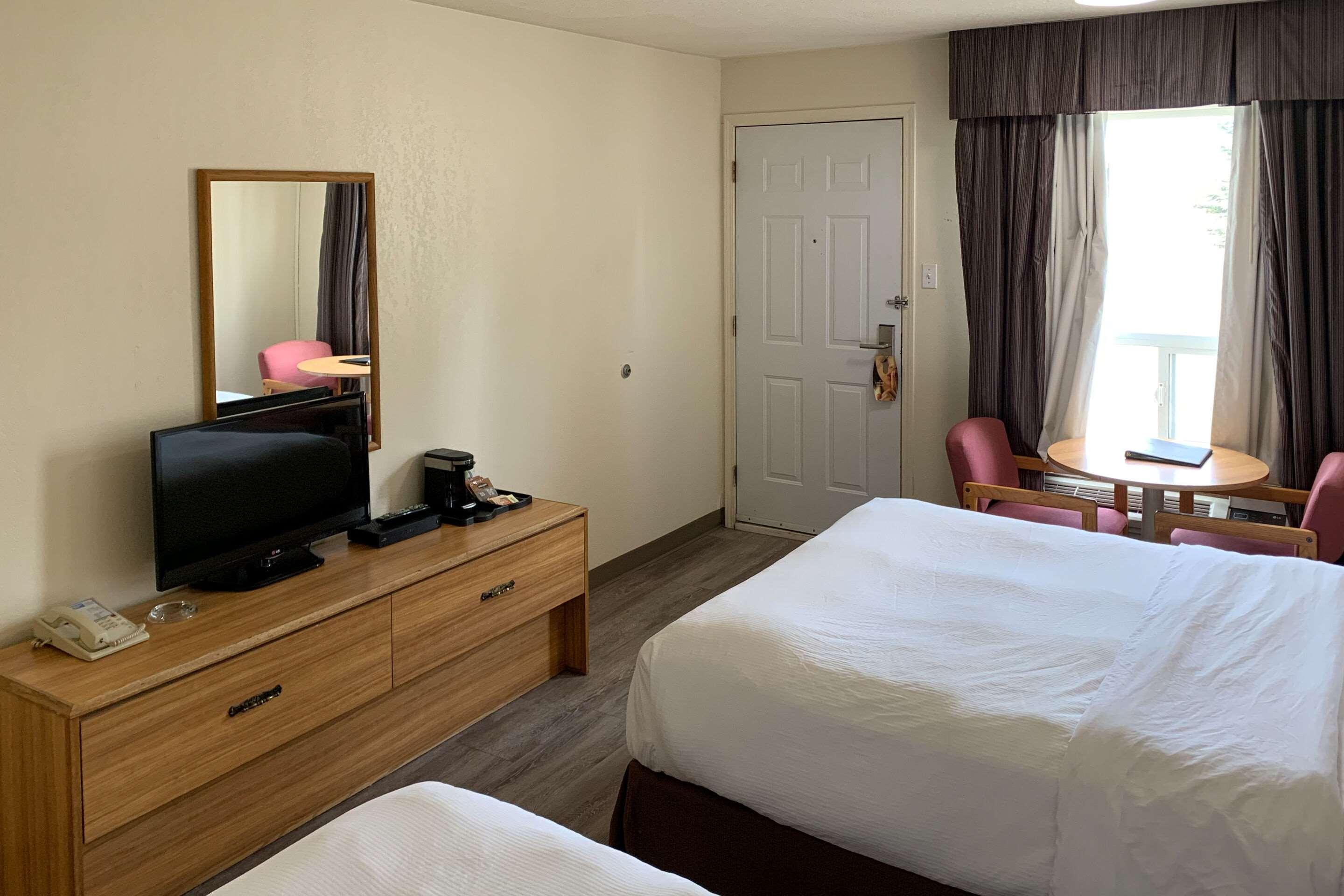 Sky Palace Inn & Suites By Jasper Beeville מראה חיצוני תמונה