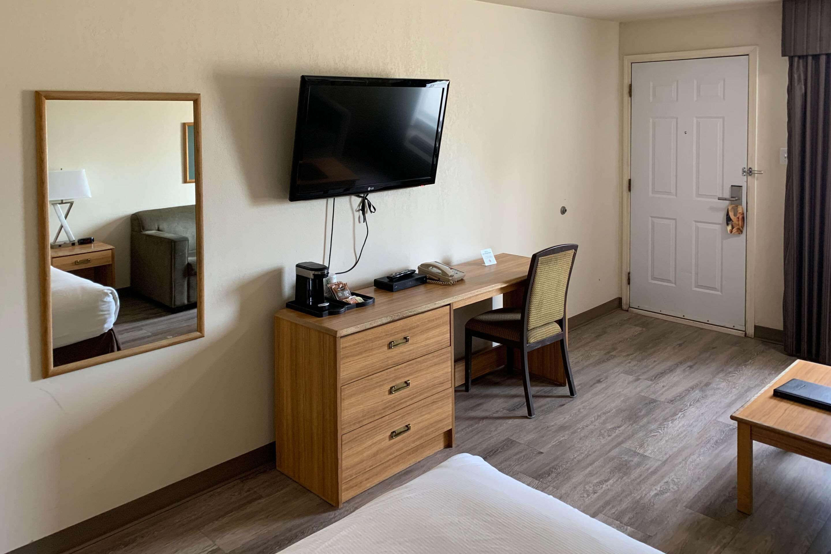 Sky Palace Inn & Suites By Jasper Beeville מראה חיצוני תמונה