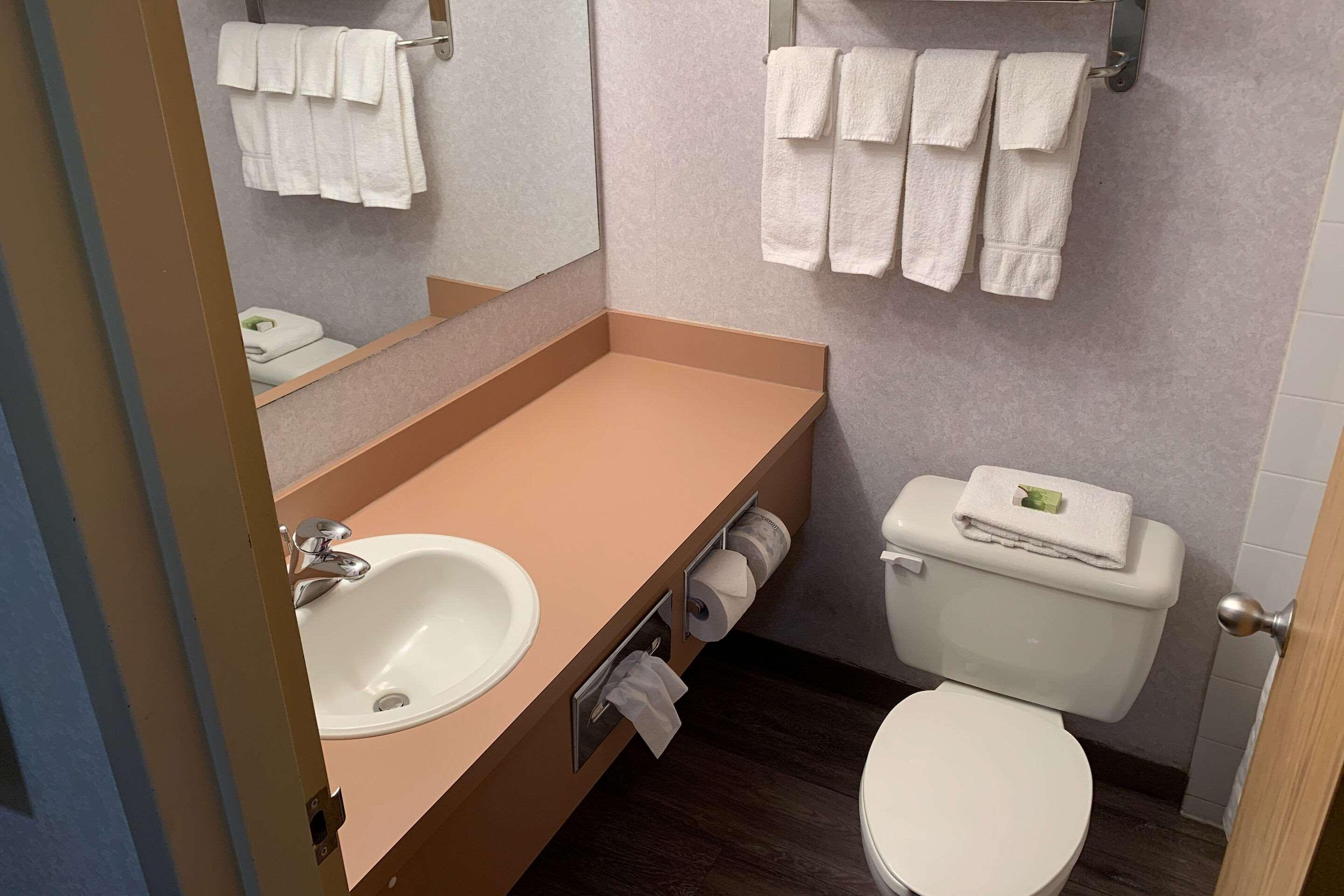 Sky Palace Inn & Suites By Jasper Beeville מראה חיצוני תמונה