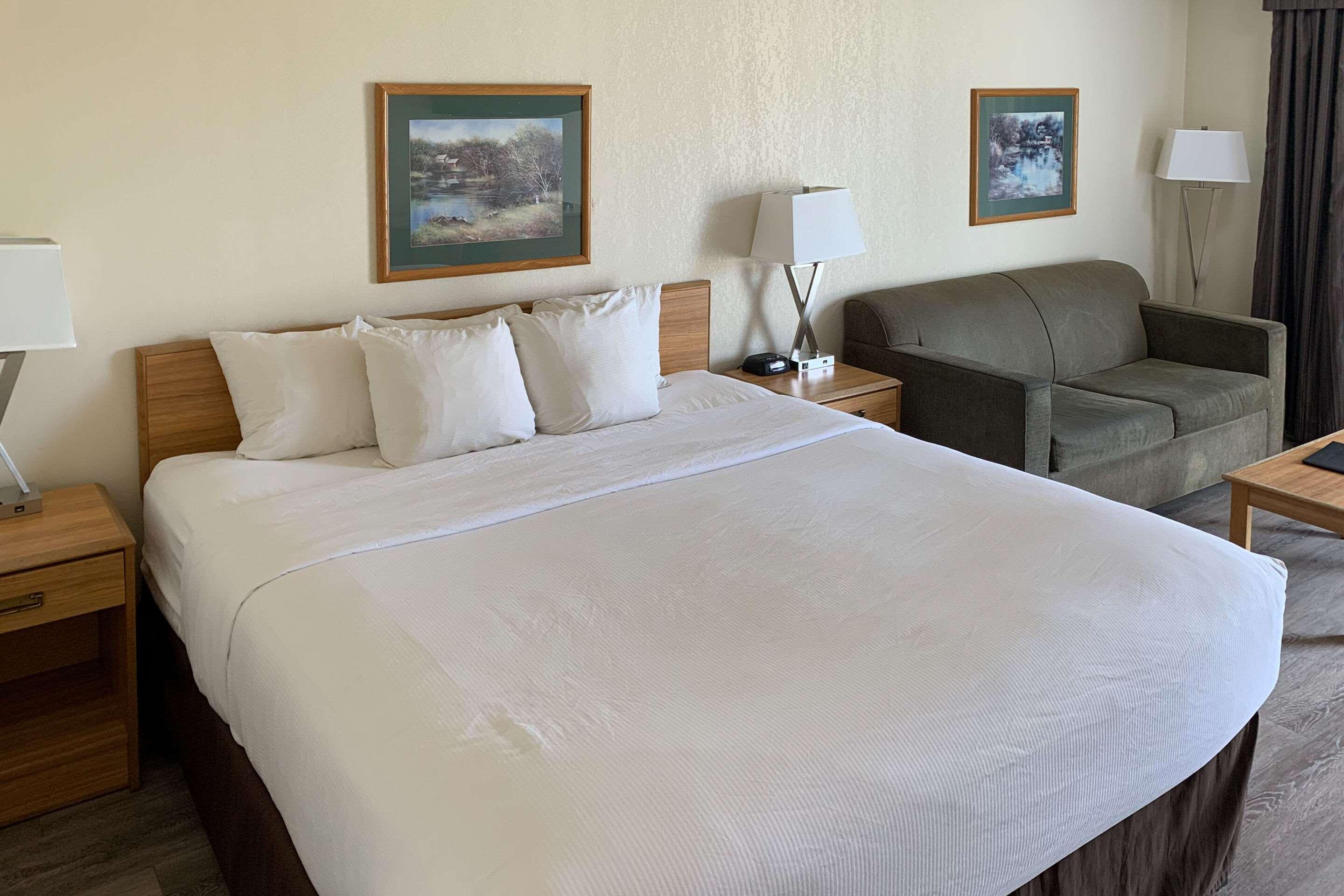 Sky Palace Inn & Suites By Jasper Beeville מראה חיצוני תמונה