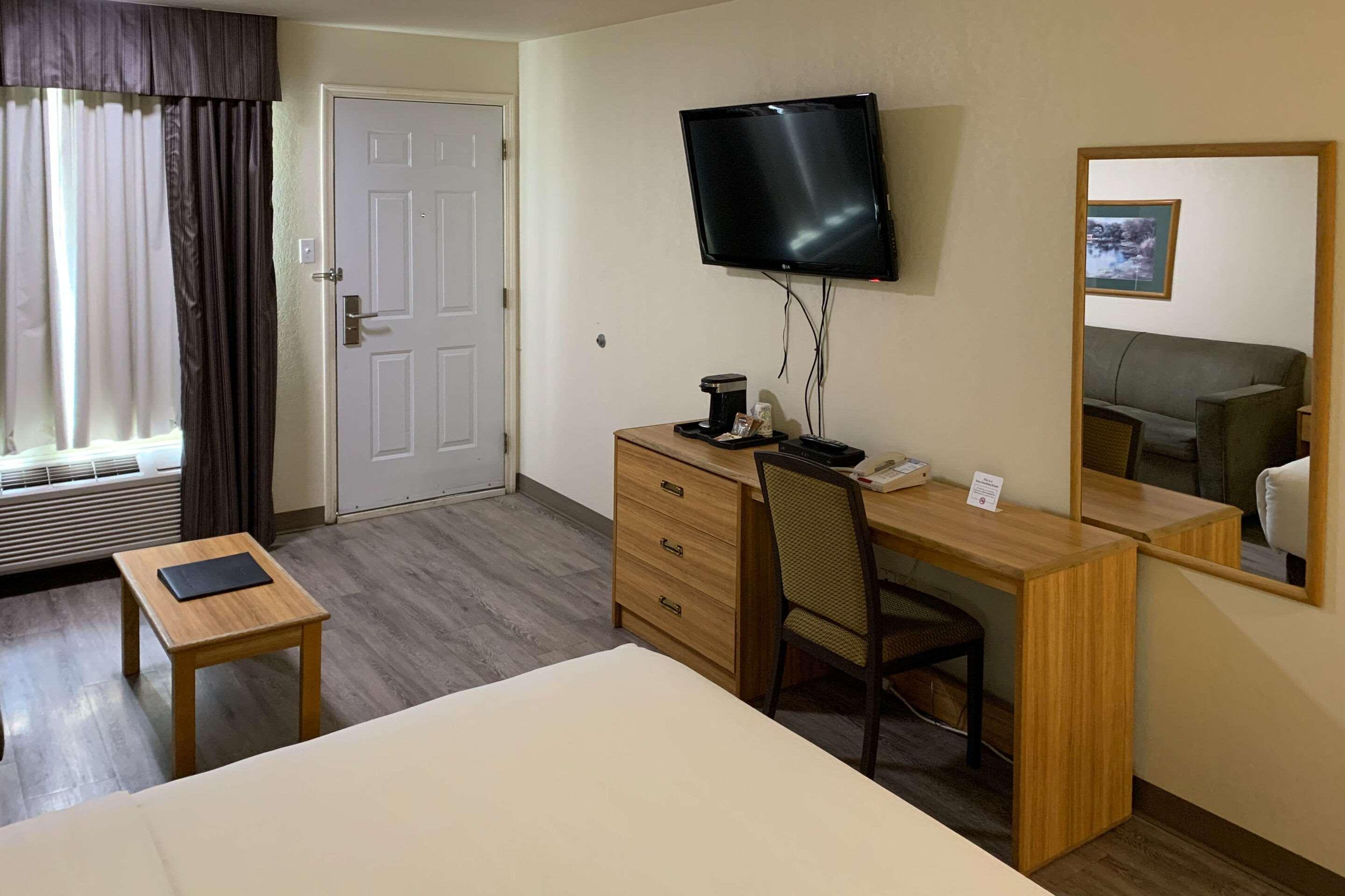 Sky Palace Inn & Suites By Jasper Beeville מראה חיצוני תמונה