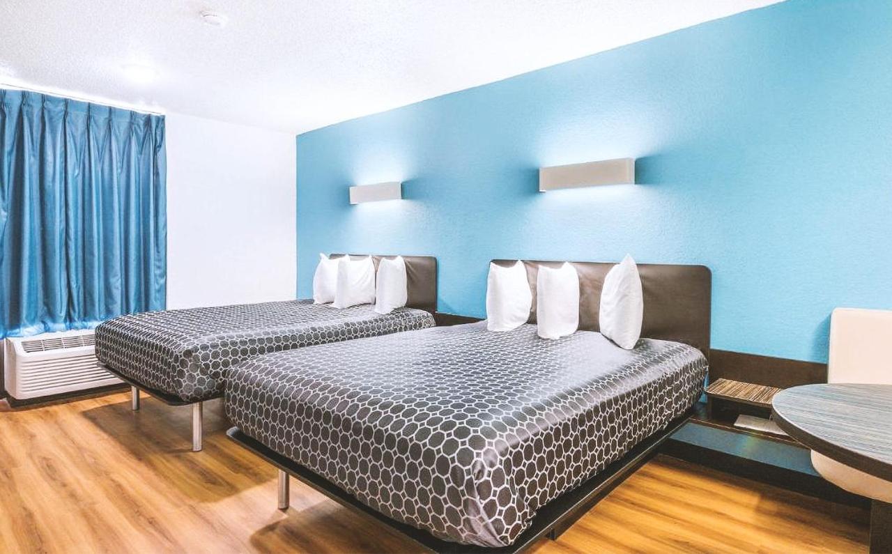 Sky Palace Inn & Suites By Jasper Beeville מראה חיצוני תמונה