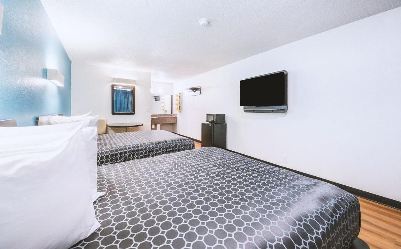 Sky Palace Inn & Suites By Jasper Beeville מראה חיצוני תמונה