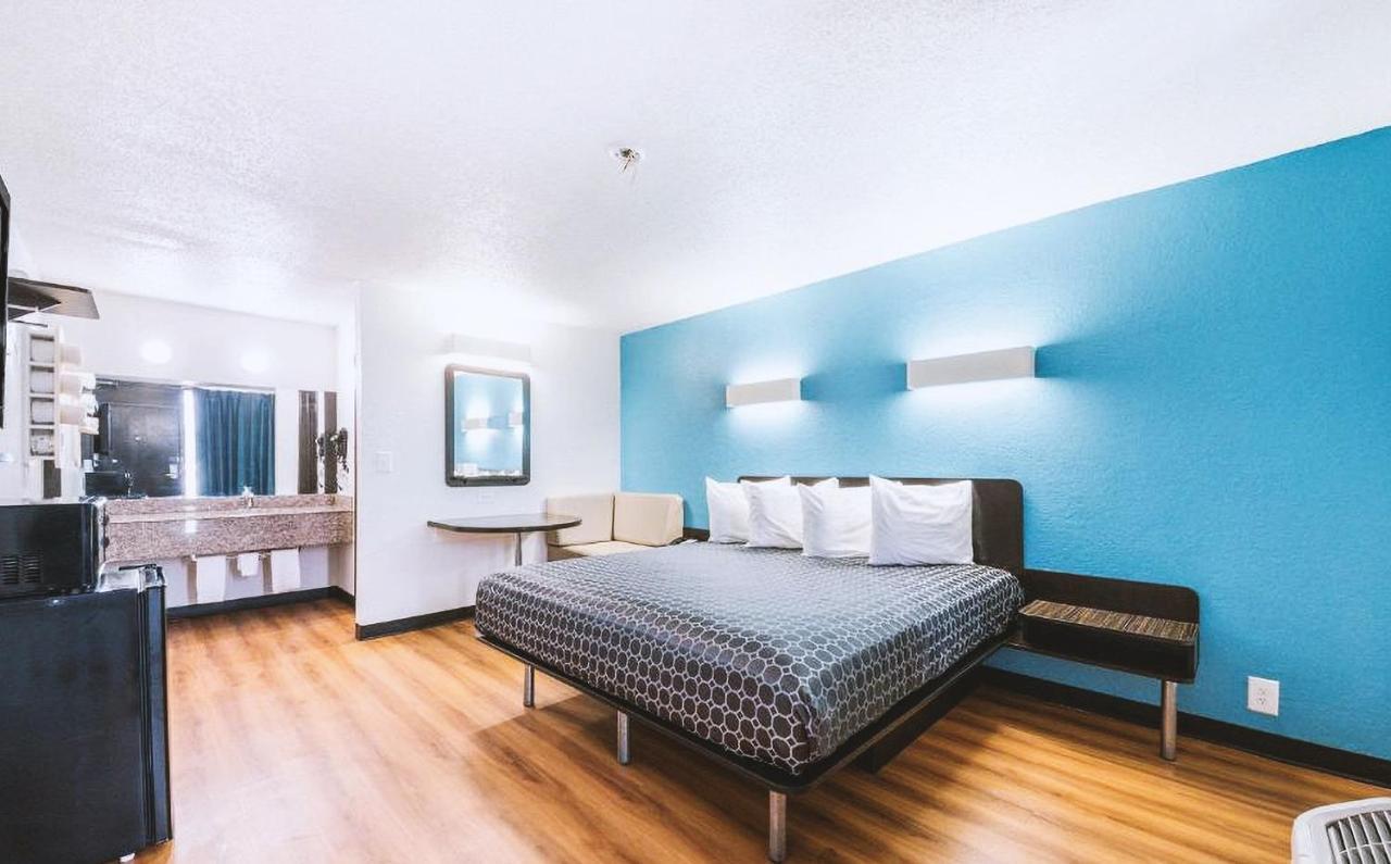 Sky Palace Inn & Suites By Jasper Beeville מראה חיצוני תמונה