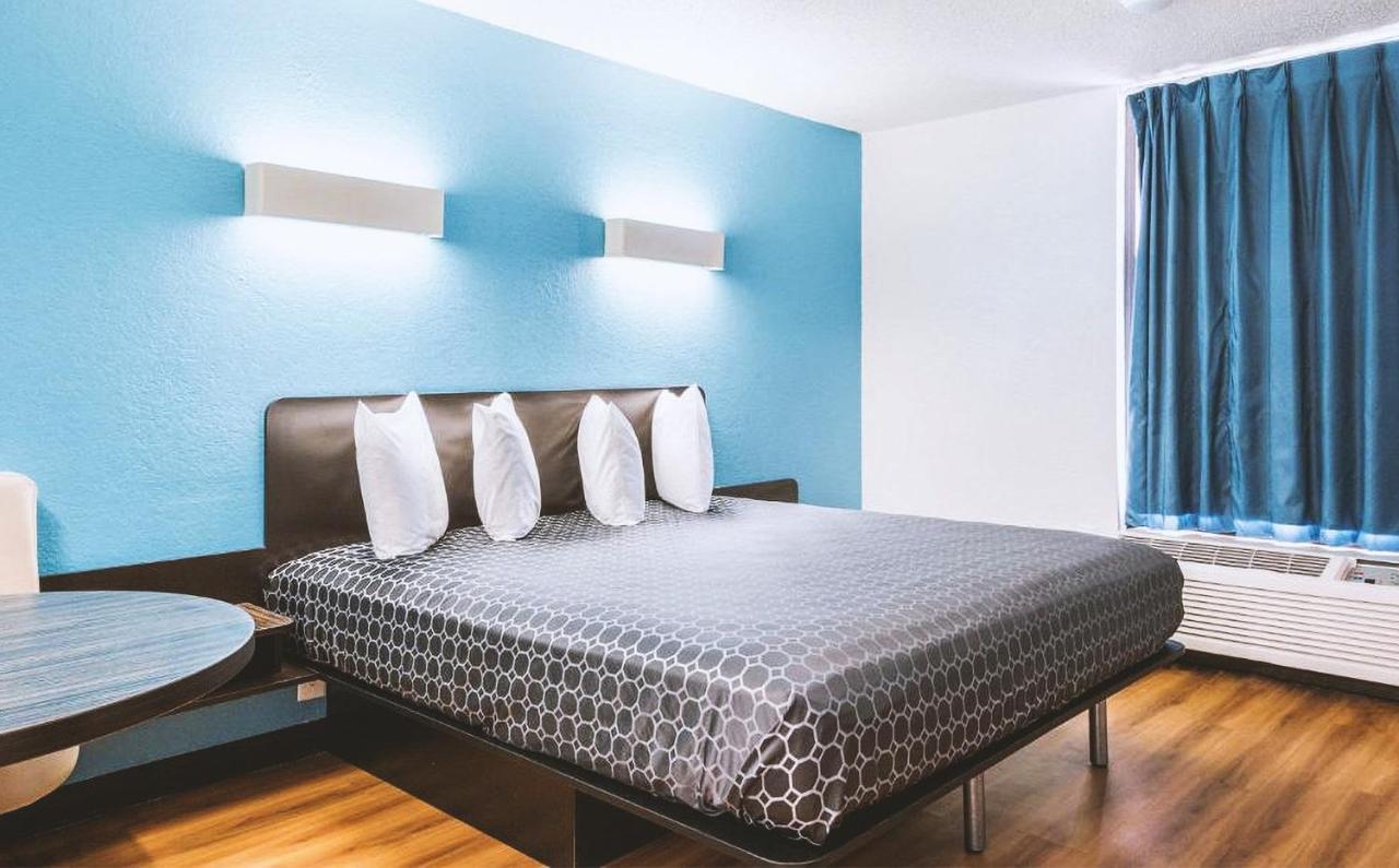 Sky Palace Inn & Suites By Jasper Beeville מראה חיצוני תמונה