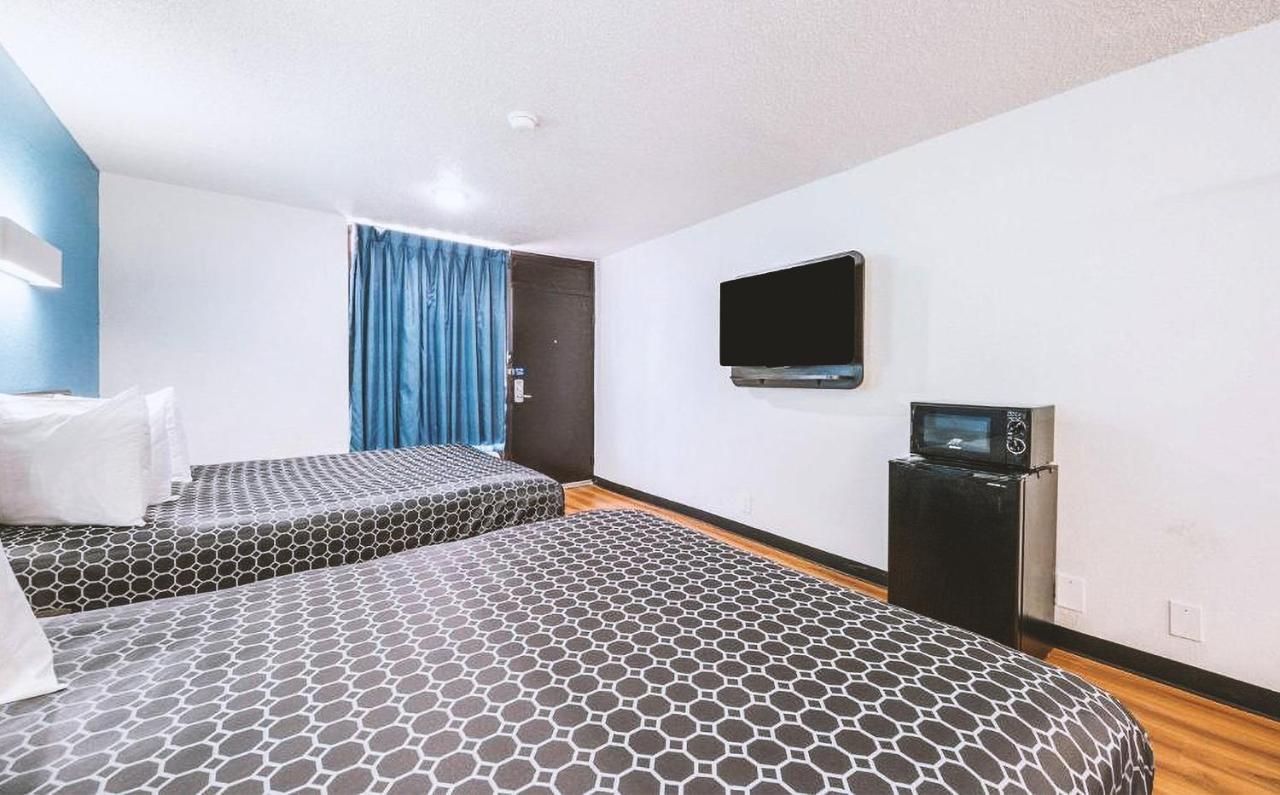 Sky Palace Inn & Suites By Jasper Beeville מראה חיצוני תמונה