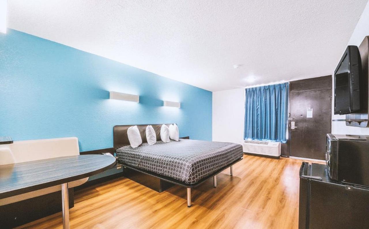 Sky Palace Inn & Suites By Jasper Beeville מראה חיצוני תמונה