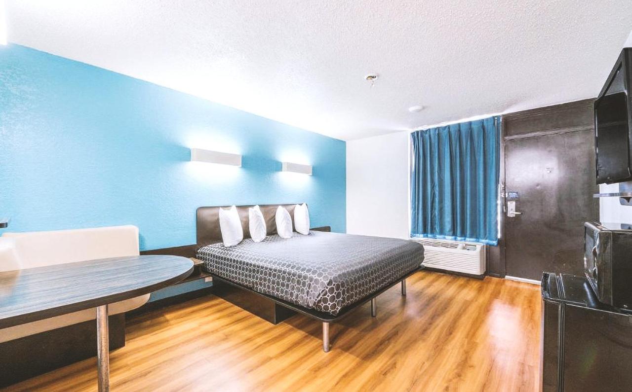 Sky Palace Inn & Suites By Jasper Beeville מראה חיצוני תמונה