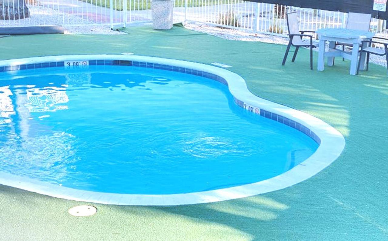 Sky Palace Inn & Suites By Jasper Beeville מראה חיצוני תמונה