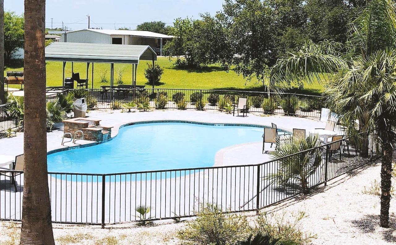 Sky Palace Inn & Suites By Jasper Beeville מראה חיצוני תמונה