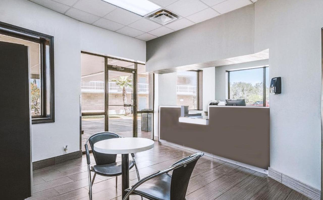 Sky Palace Inn & Suites By Jasper Beeville מראה חיצוני תמונה