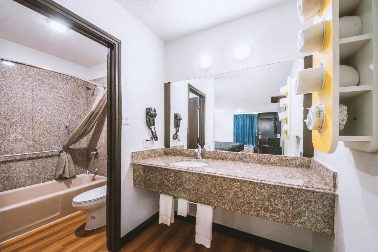 Sky Palace Inn & Suites By Jasper Beeville מראה חיצוני תמונה