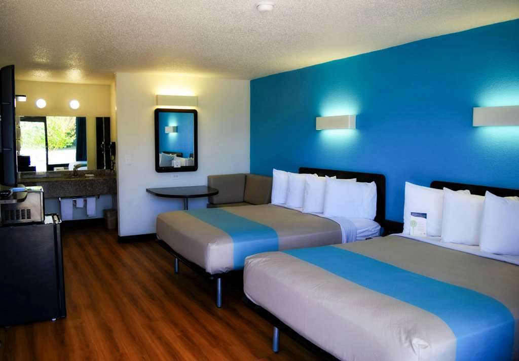 Sky Palace Inn & Suites By Jasper Beeville חדר תמונה