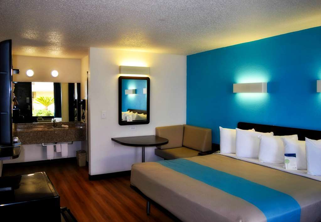 Sky Palace Inn & Suites By Jasper Beeville חדר תמונה