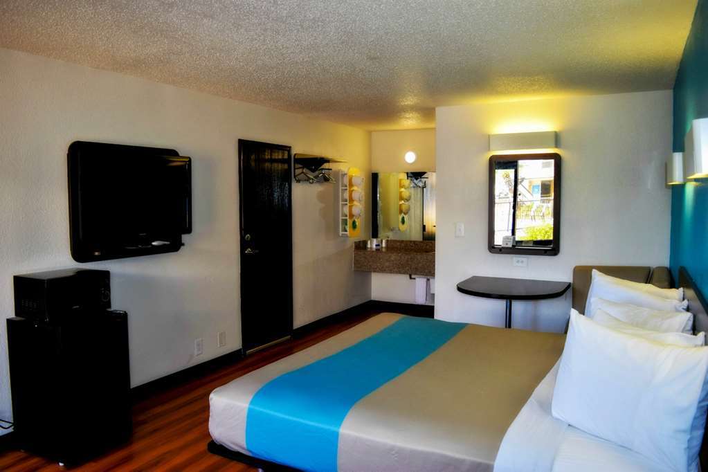 Sky Palace Inn & Suites By Jasper Beeville חדר תמונה