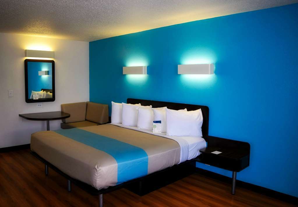 Sky Palace Inn & Suites By Jasper Beeville חדר תמונה