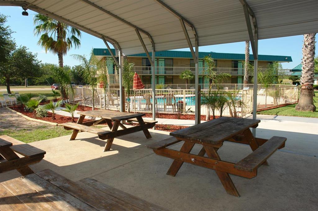 Sky Palace Inn & Suites By Jasper Beeville מראה חיצוני תמונה